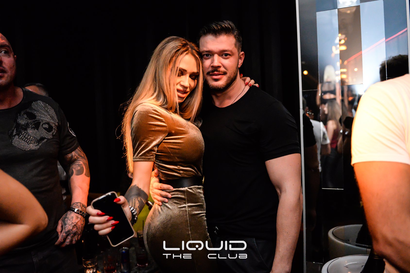 Victor Slav, în ipostaze tandre împreună cu o blondă voluptoasă. Seamănă leit cu Bianca Drăgușanu