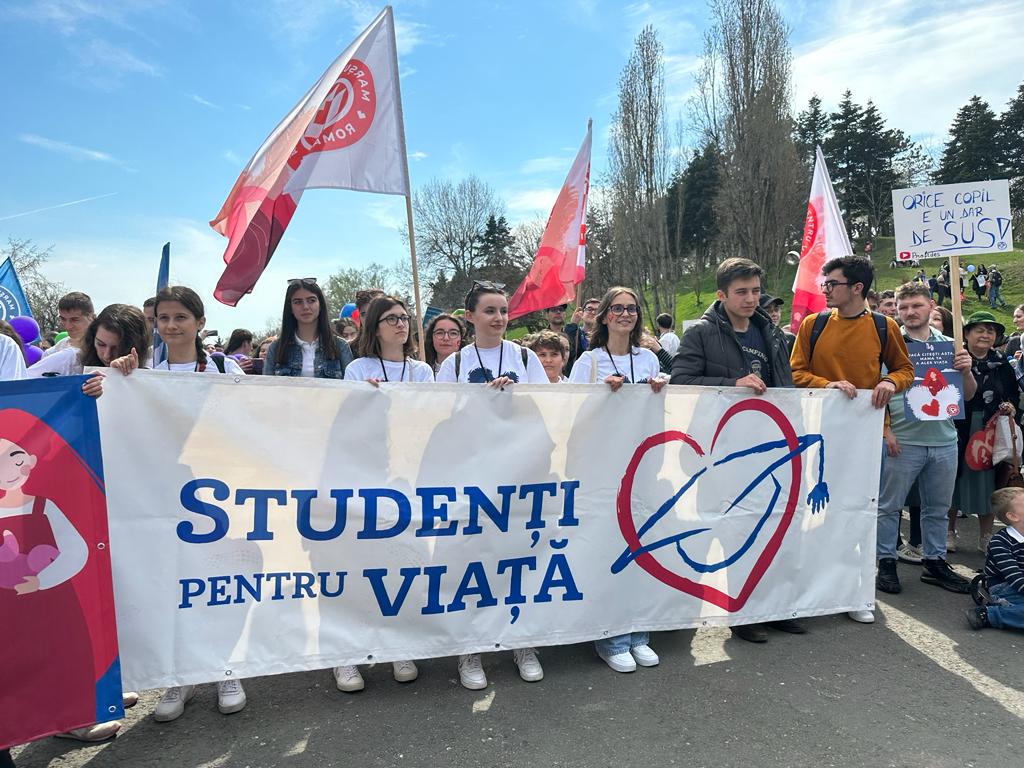 Sute de persoane care se opun avortului au ieșit în stradă, în mai multe orașe din țară. „Cândva, va deveni de negândit”