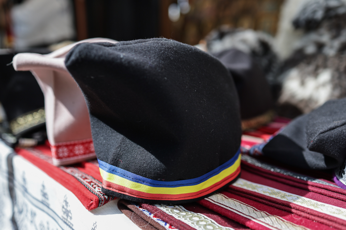 „Cred că las căciulile și opincile și mă apuc să vând țuică”. Povestea băcăuanului care l-a cunoscut pe Părintele Galeriu și a renunțat la preoție