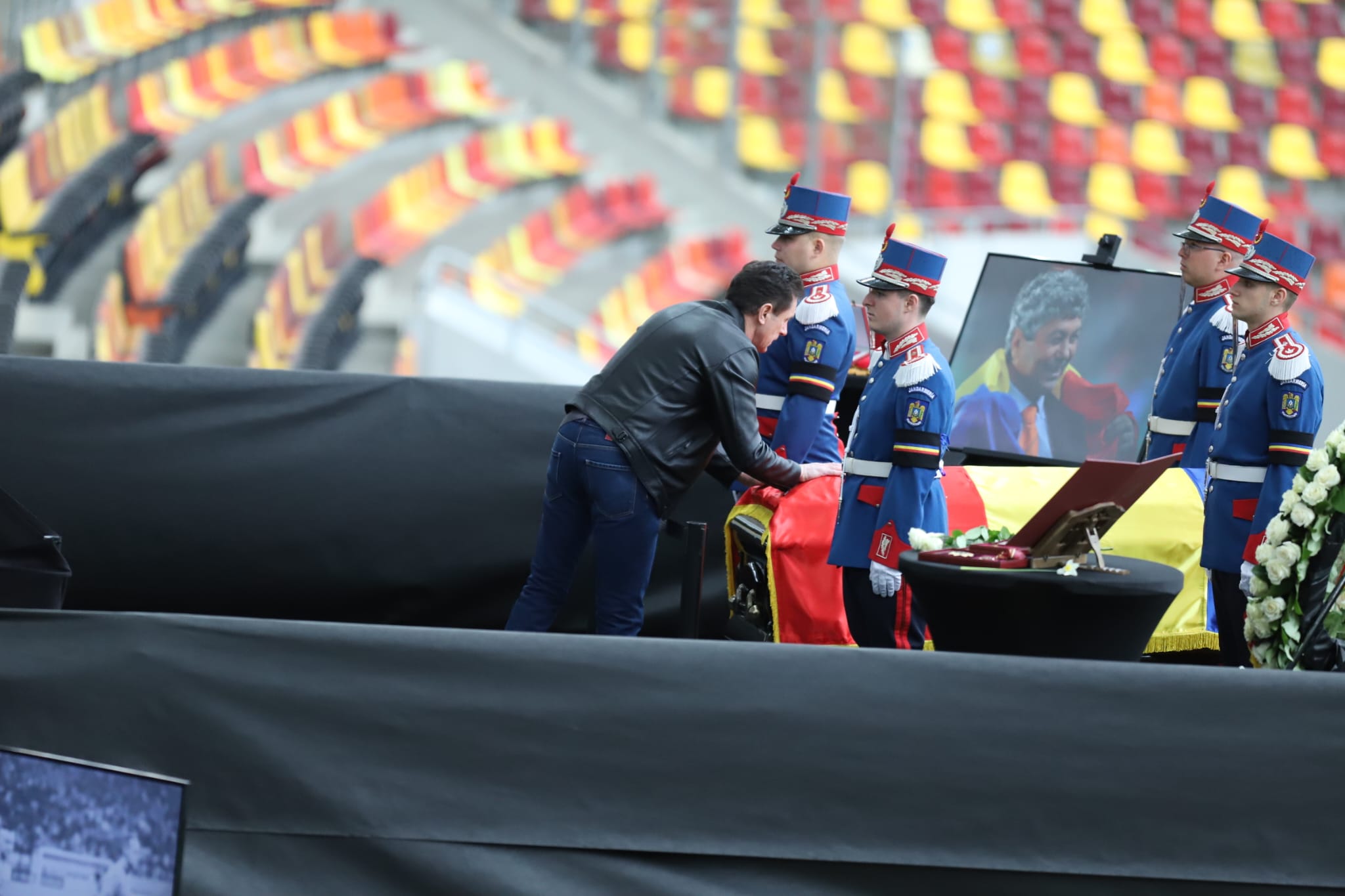 Livetext Mii de români își iau adio de la Mircea Lucescu la Arena Națională înainte de funeraliile cu onoruri militare / „Leucemia i-a provocat și grăbit sfârșitul”