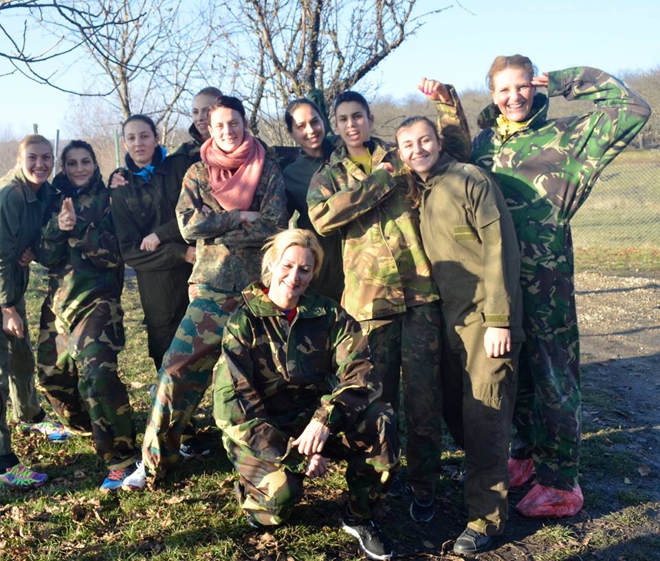 Naționala feminină de handbal a României s-a relaxat la paintball înainte de Trofeul Carpați. Programul competiției | GALERIE FOTO