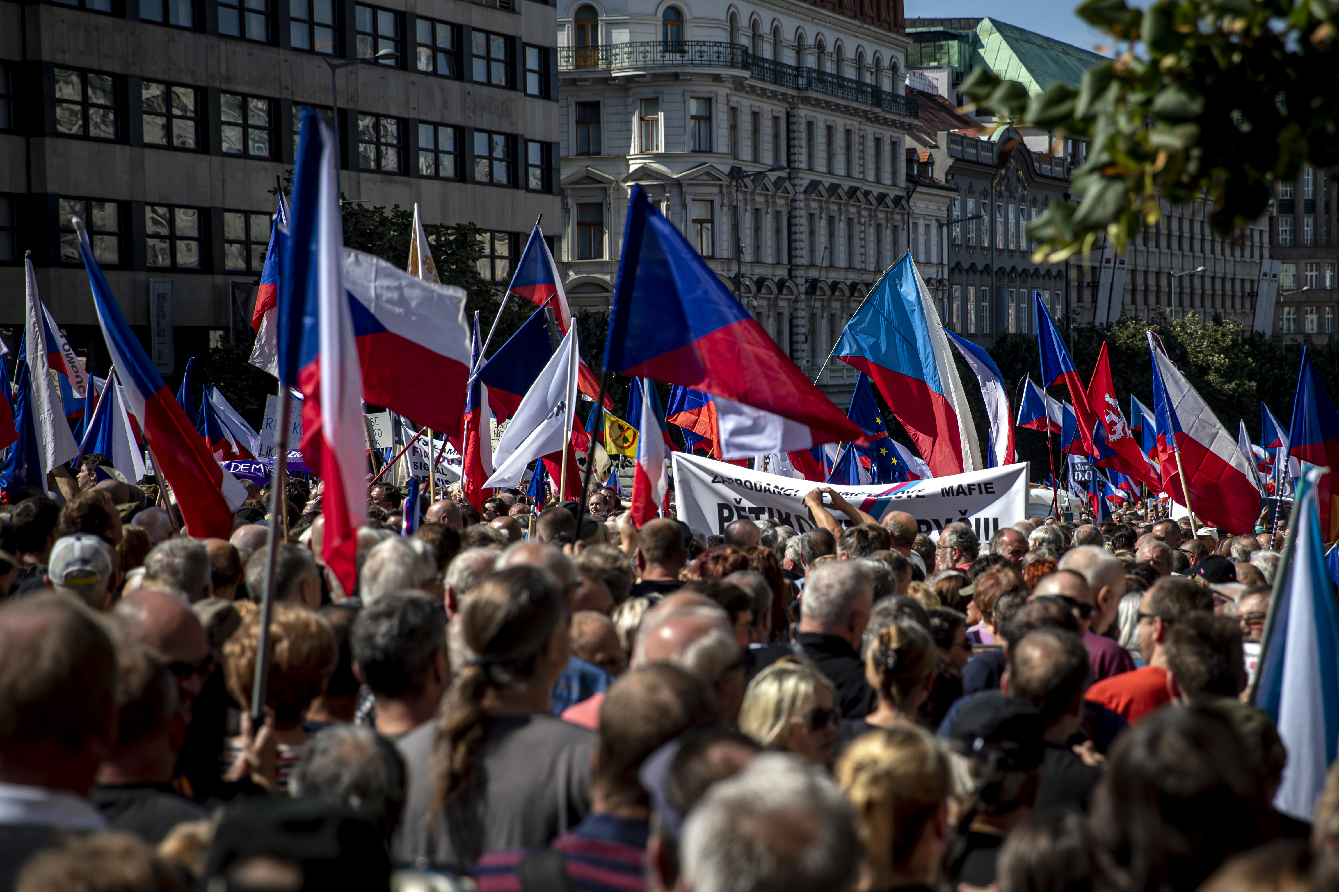Protest masiv în Praga față de Guvern, UE și NATO. Premierul susține că manifestația a fost „convocată de forțe pro-ruse”