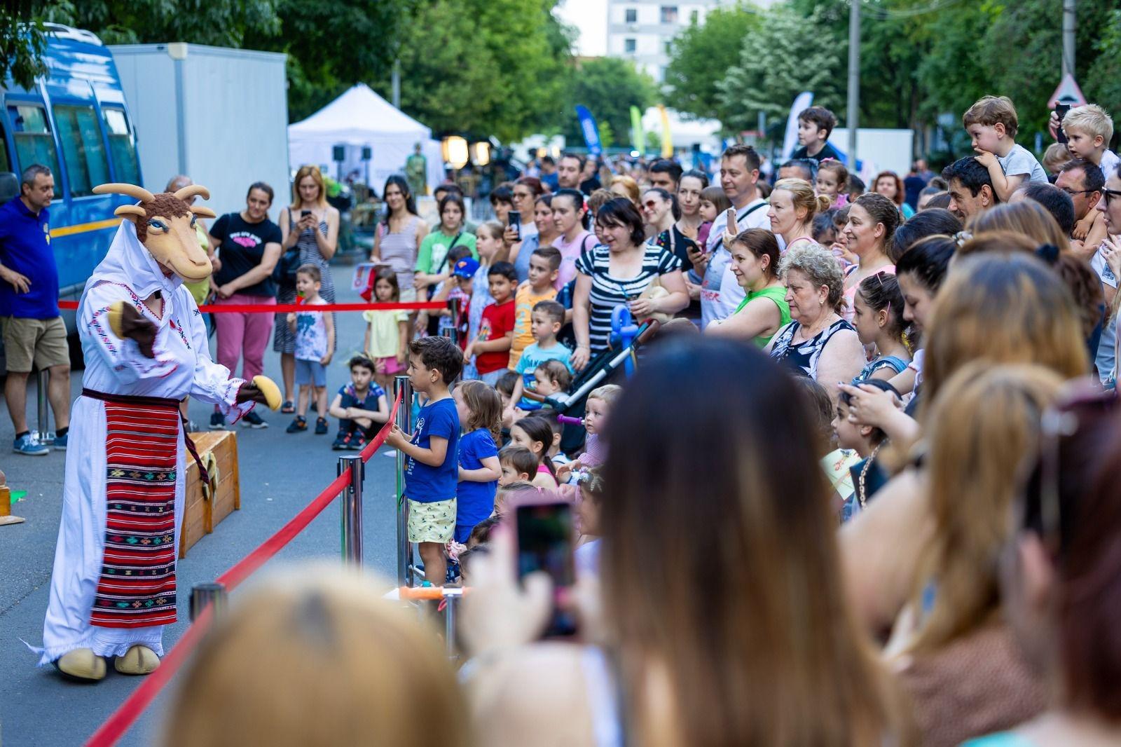 Recomandare de weekend: Festivalul de Teatru de Stradă din București. Râul Dâmbovița, scenă pentru „două spectacole nocturne pe apă”