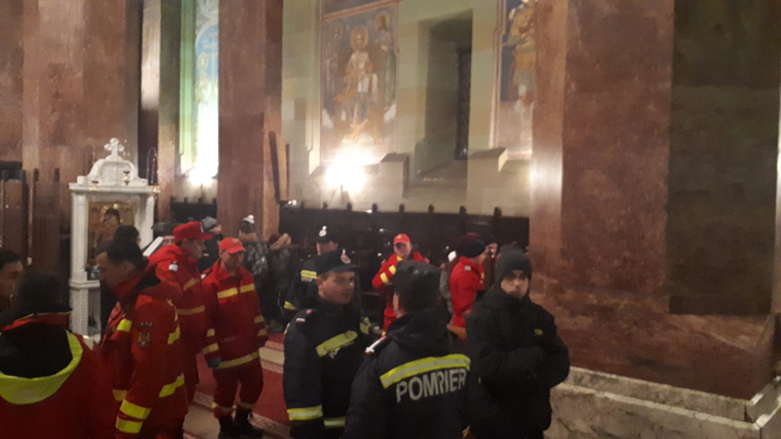 VIDEO&FOTO/ 22 de elevi, din Olt, găsiți dormind în Catedrala Încoronării din Alba Iulia, din lipsa cazării. UPDATE: Inspectoratul s-a autosesizat