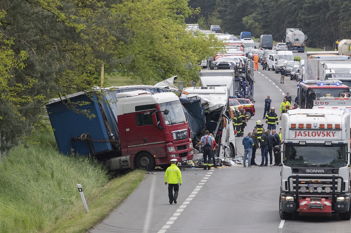 Șofer român de TIR șocat când a coborât din cabină, un autocar a intrat în camionul lui cu 100 km/h, în Slovacia. Un mort și 59 de răniți