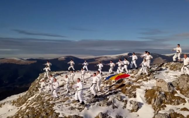 Cum se antrenează sportivii Federației Române de Karate Tradițional, la 2.000 de metri altitudine. Imagini uluitoare din timpul pregătirii / VIDEO