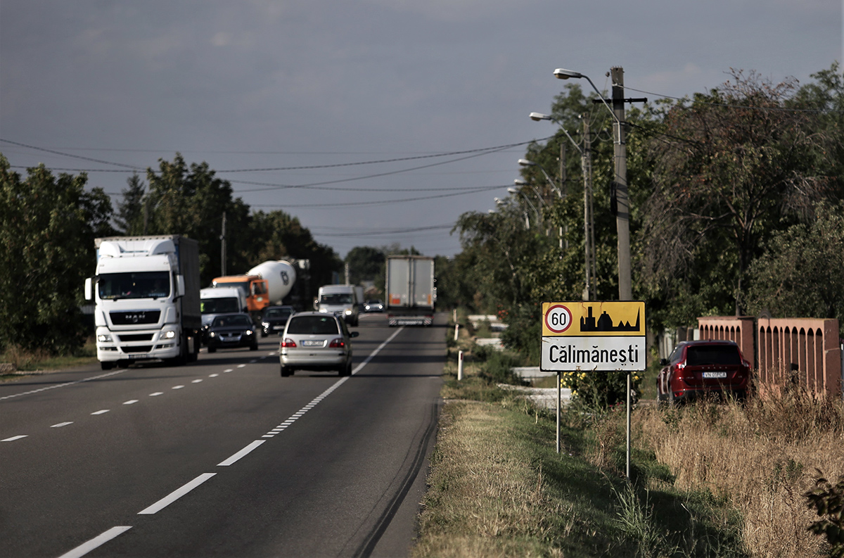 REPORTAJ. Familiile laudă salariile și disciplina de pe șantierele de la Autostrada Moldovei, dar critică condițiile de muncă: „De ce mint că sunt trei schimburi? Sunt două ture, de 12 ore” 