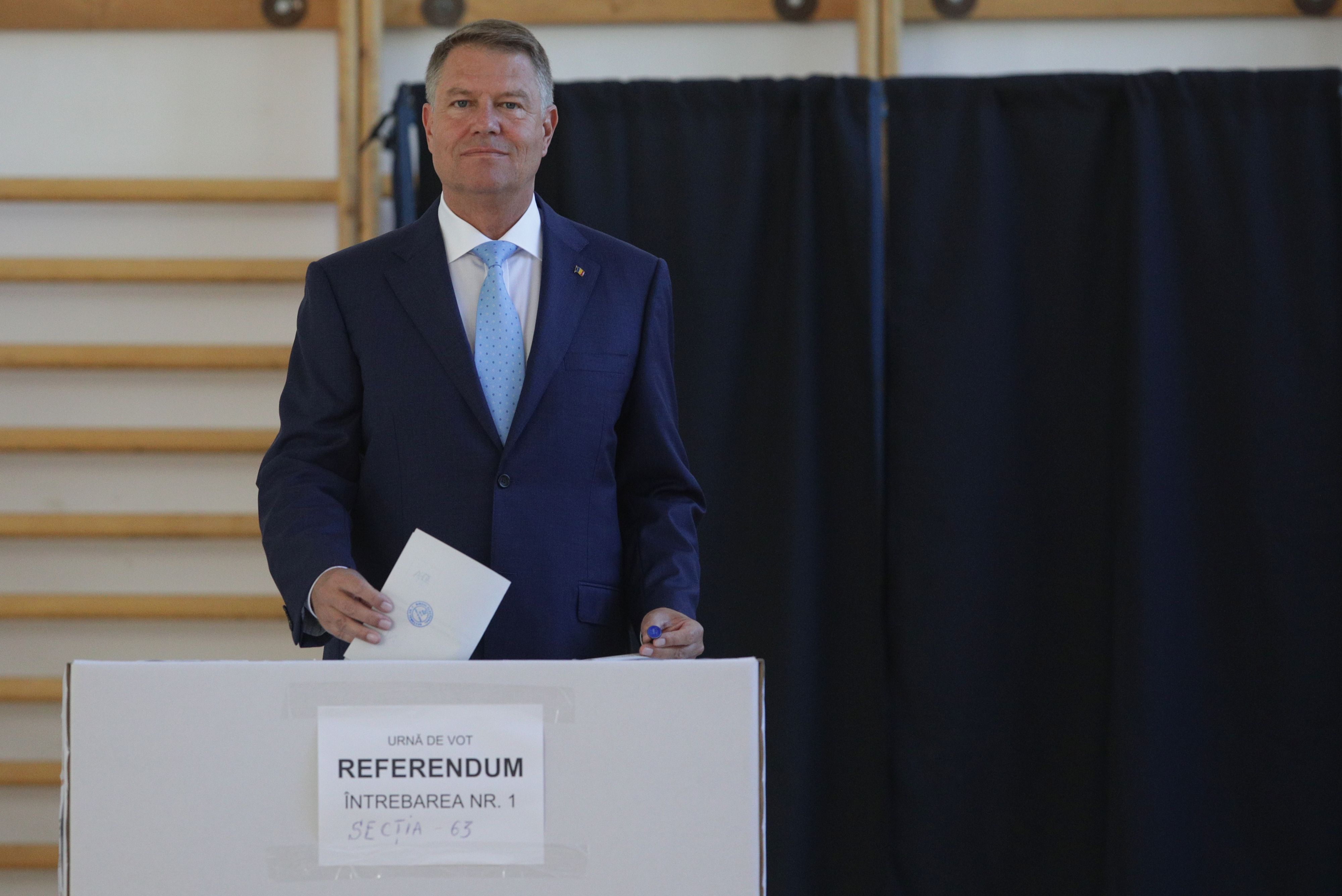 FOTO | Klaus Iohannis a votat la alegerile europarlamentare şi la referendum: "Veniţi la vot, dragi români! Astăzi, puteţi să începeţi să schimbaţi România!"