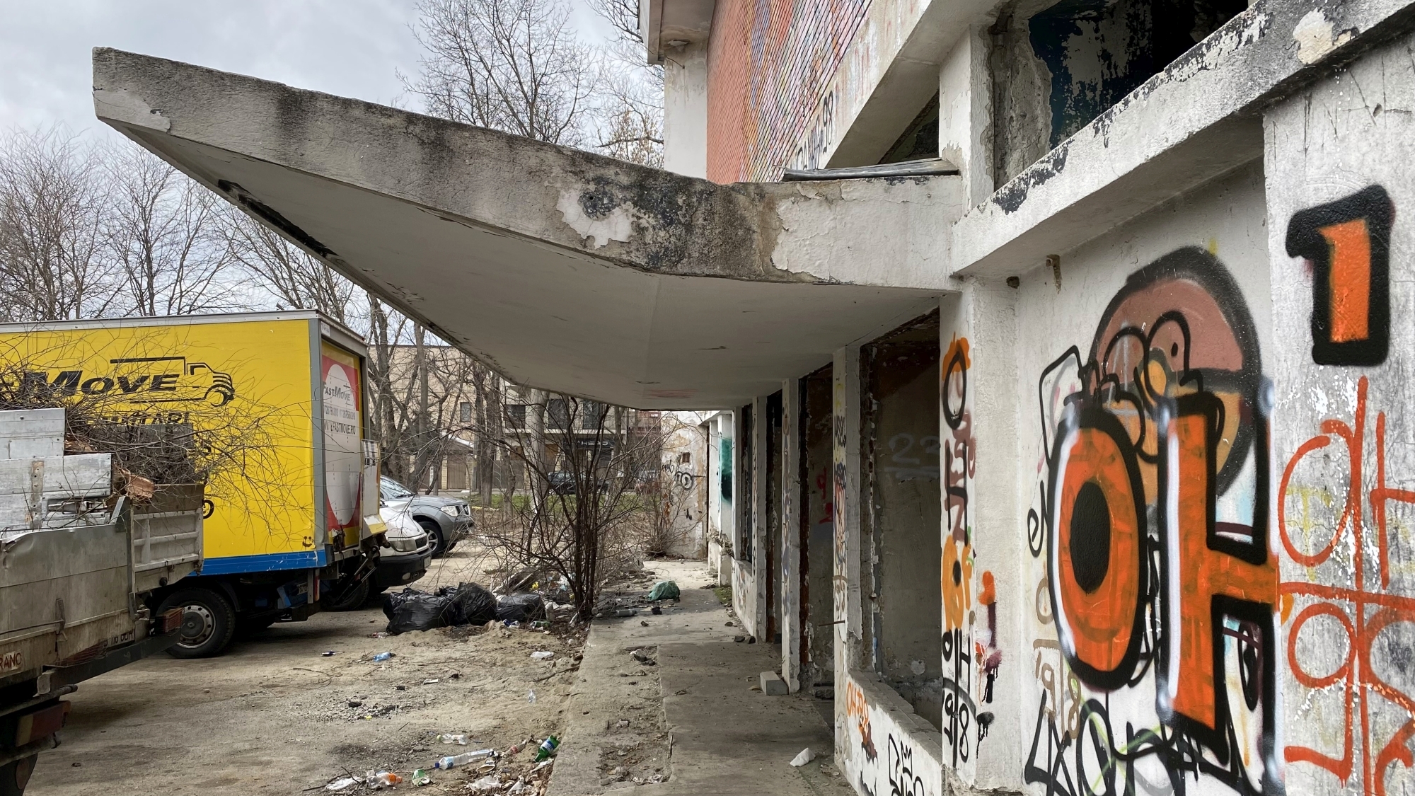 Cum arată la interior cinematograful Giulești, abandonat de autoritățile locale de mai bine de 20 de ani. Disputa dintre edili pe clădirea-simbol a cartierului