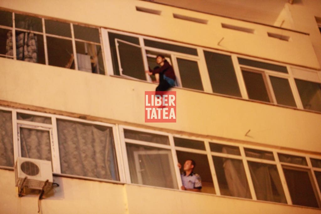 UPDATE: GALERIE FOTO/ Operațiune dramatică de salvare a femeii care amenința că se aruncă de la etajul al cincilea al unui bloc din Buzău