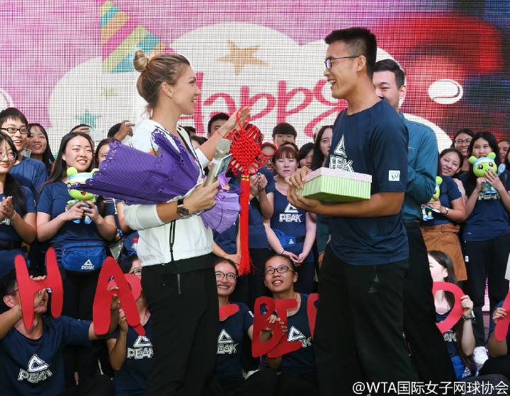 Simona Halep împlinește 25 de ani. Sportiva a fost sărbătorită cu tort la Wuhan, iar fanii au umplut rețelele de socializare cu felicitări / GALERIE FOTO&VIDEO