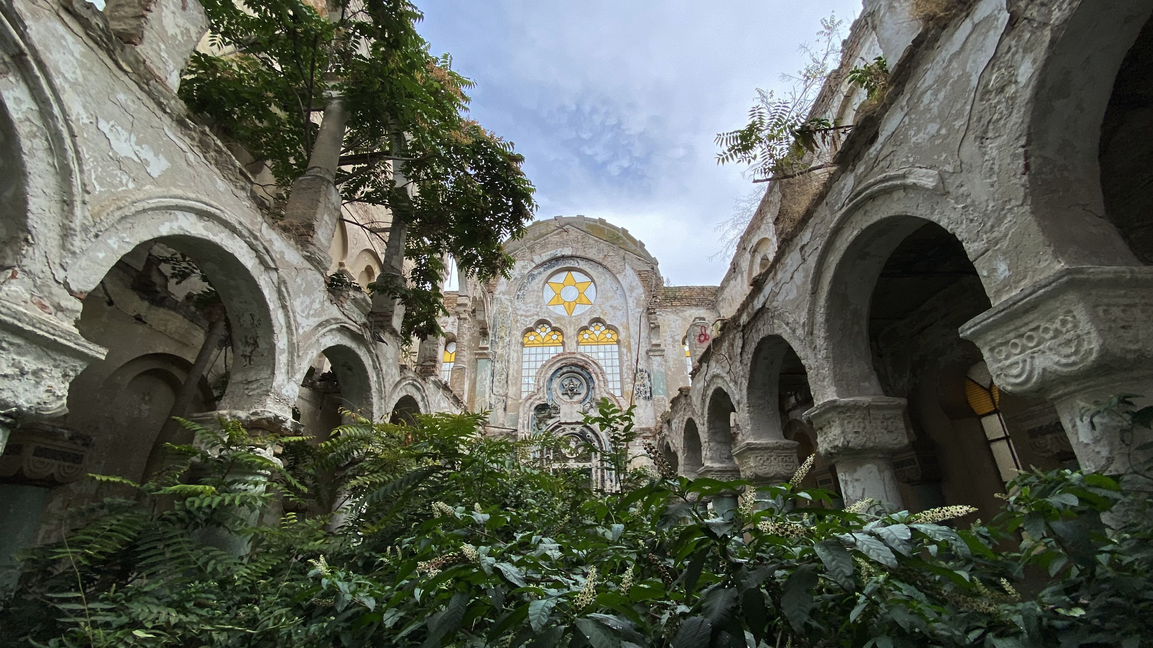 Sinagoga din Constanța, ruina de la malul mării. Clădirea comunității evreiești e în pericol de prăbușire, dar urmează să fie readusă la viață cu două milioane de euro