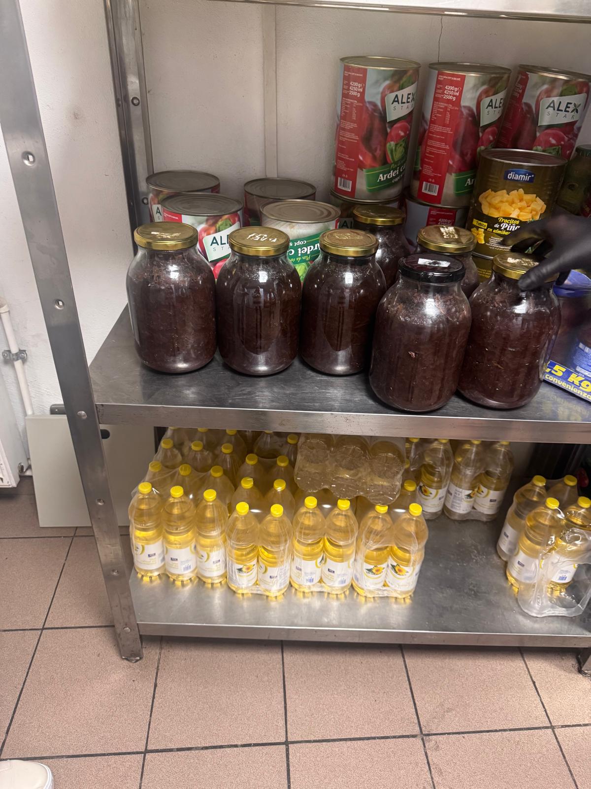 Berăria H din București, închisă de ANPC. Piedone a găsit gândaci inclusiv pe ustensilele folosite la bar