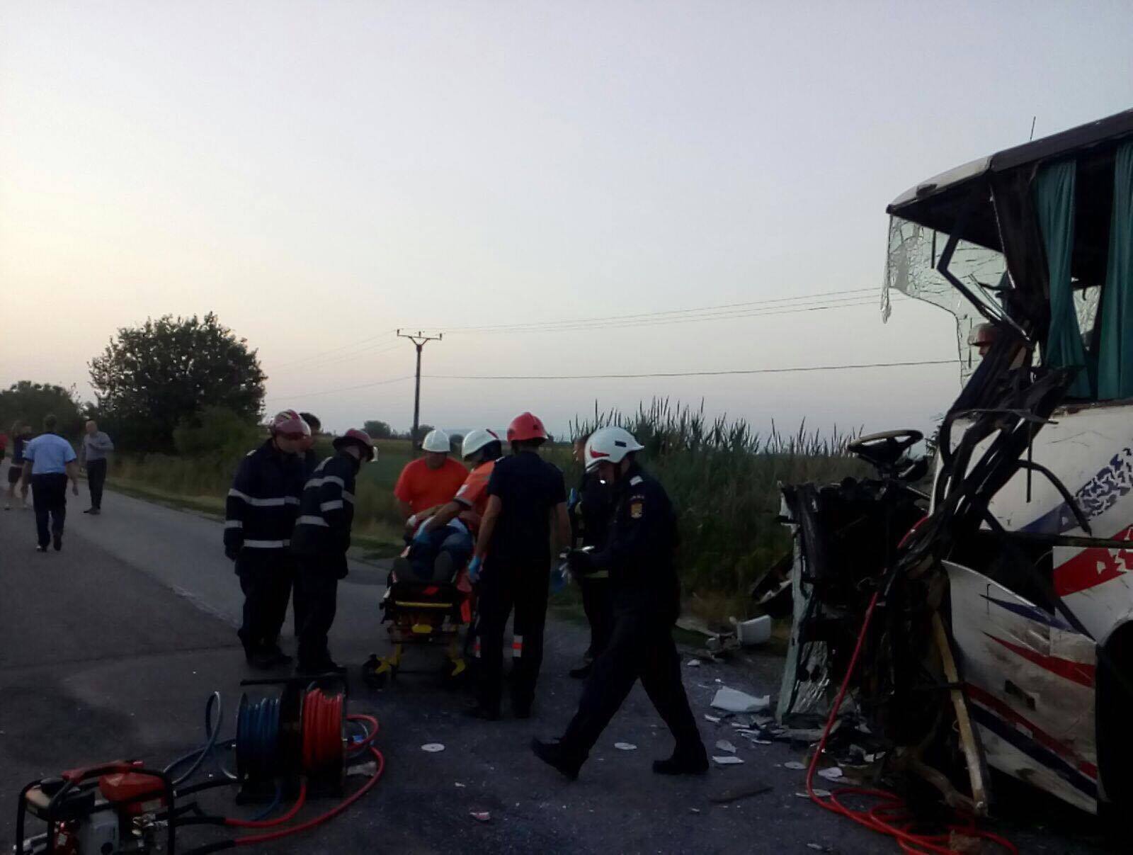 UPDATE: Doi morți și 10 răniți într-un accident în județul Arad. Cum s-a întâmplat nenorocirea