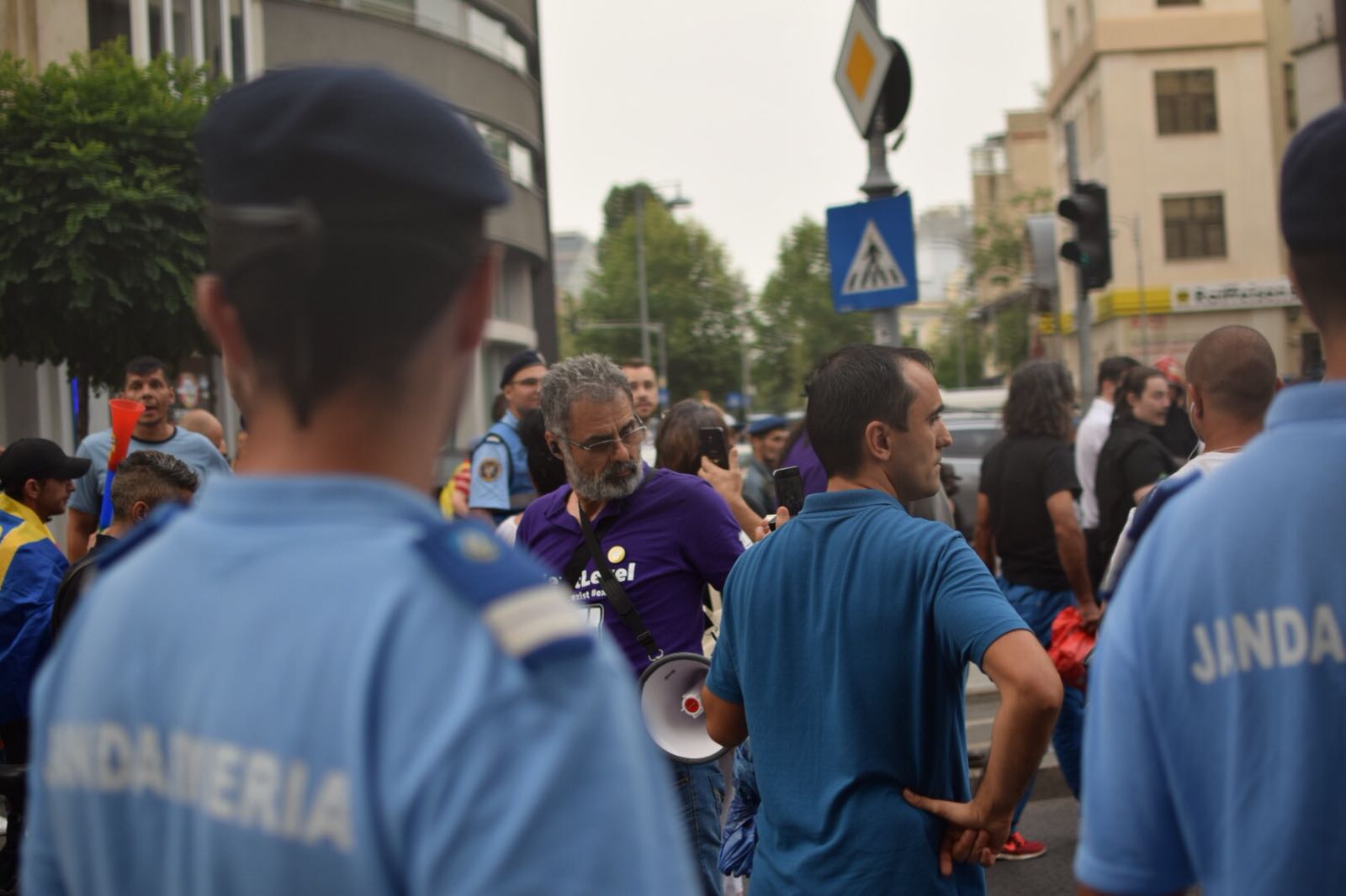 FOTO/ Incidente cu protestatarii #Rezist, înainte de mitingul PSD. Jandarmii i-au evacuat din Piața Victoriei