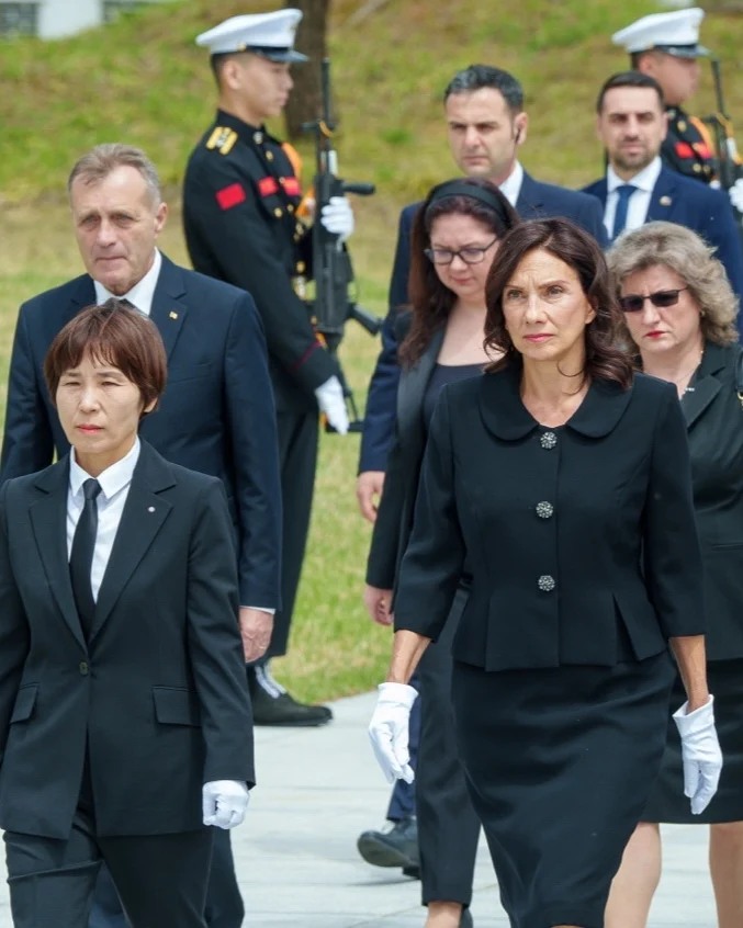 Cum și-a ales Carmen Iohannis ținutele pentru vizita în Coreea de Sud. Designerul a dat-o de gol: „Ea iubește culorile simple”