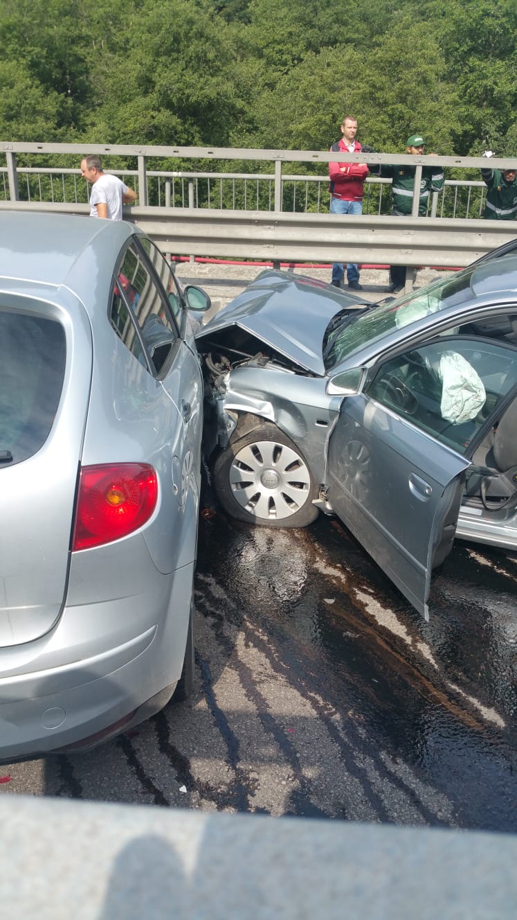 UPDATE: Accident pe podul de la Predeal. Șapte oameni, printre care doi copii, au fost răniți
