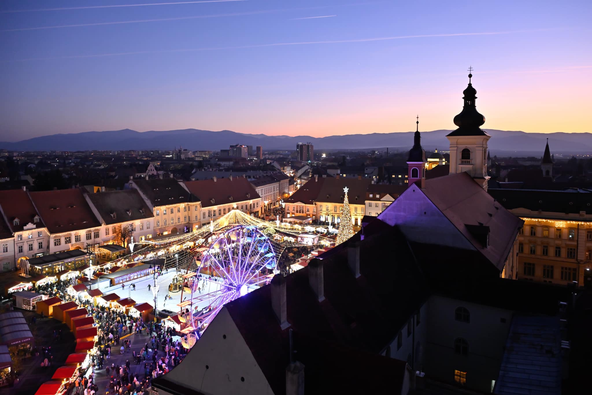 Târgul de Crăciun Sibiu 2025. Peste 100 de căsuțe cu delicii gastronomice, o roată panoramică de 22 de metri și Atelierul lui Moș Crăciun vă așteaptă în centrul orașului