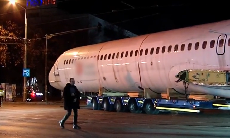 Cine e românul care a cumpărat cu 36.000 de euro un avion și ce plan are cu el. Aeronava, transportată pe străzile din București în noapte