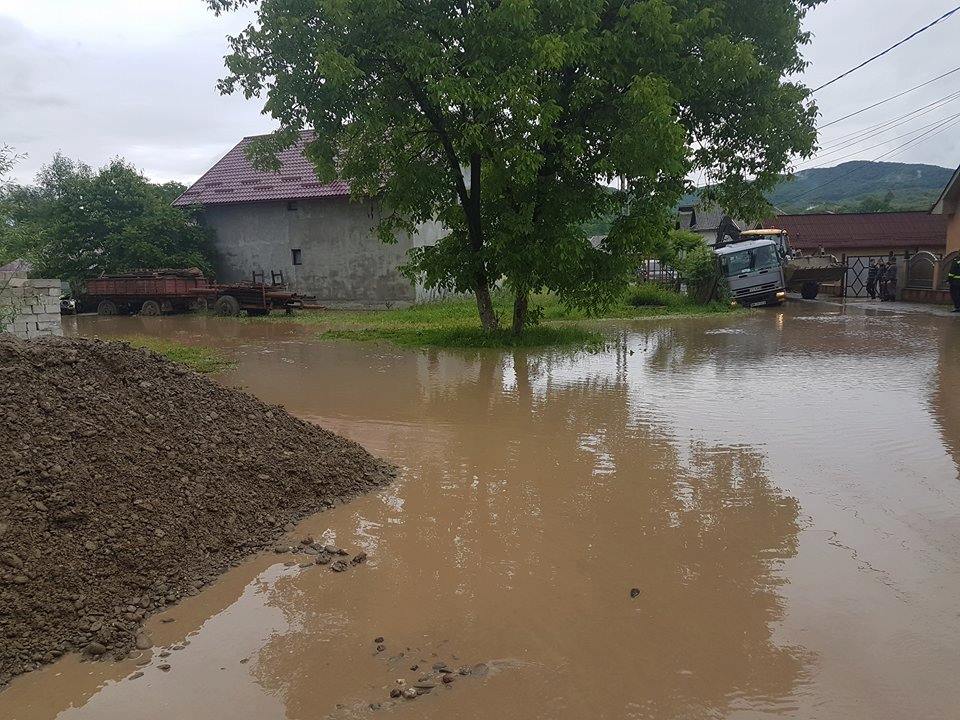 Inundații în Sighetu Marmației. Zeci de persoane, evacuate din calea apei