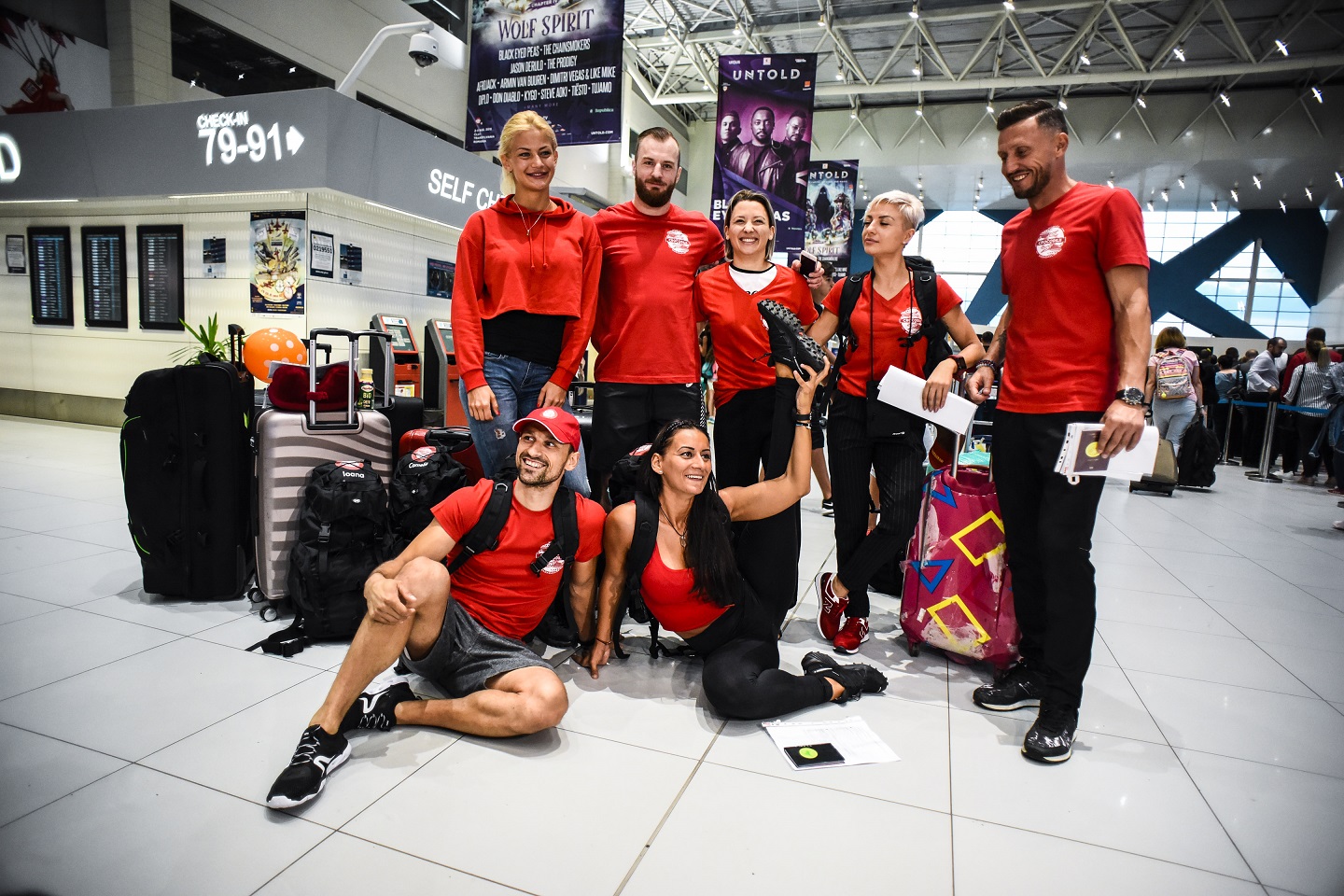 Cei 21 de concurenţi ai reality show-ului „Ultimul Trib” au pãrãsit România cu destinaţia Madagascar | FOTO