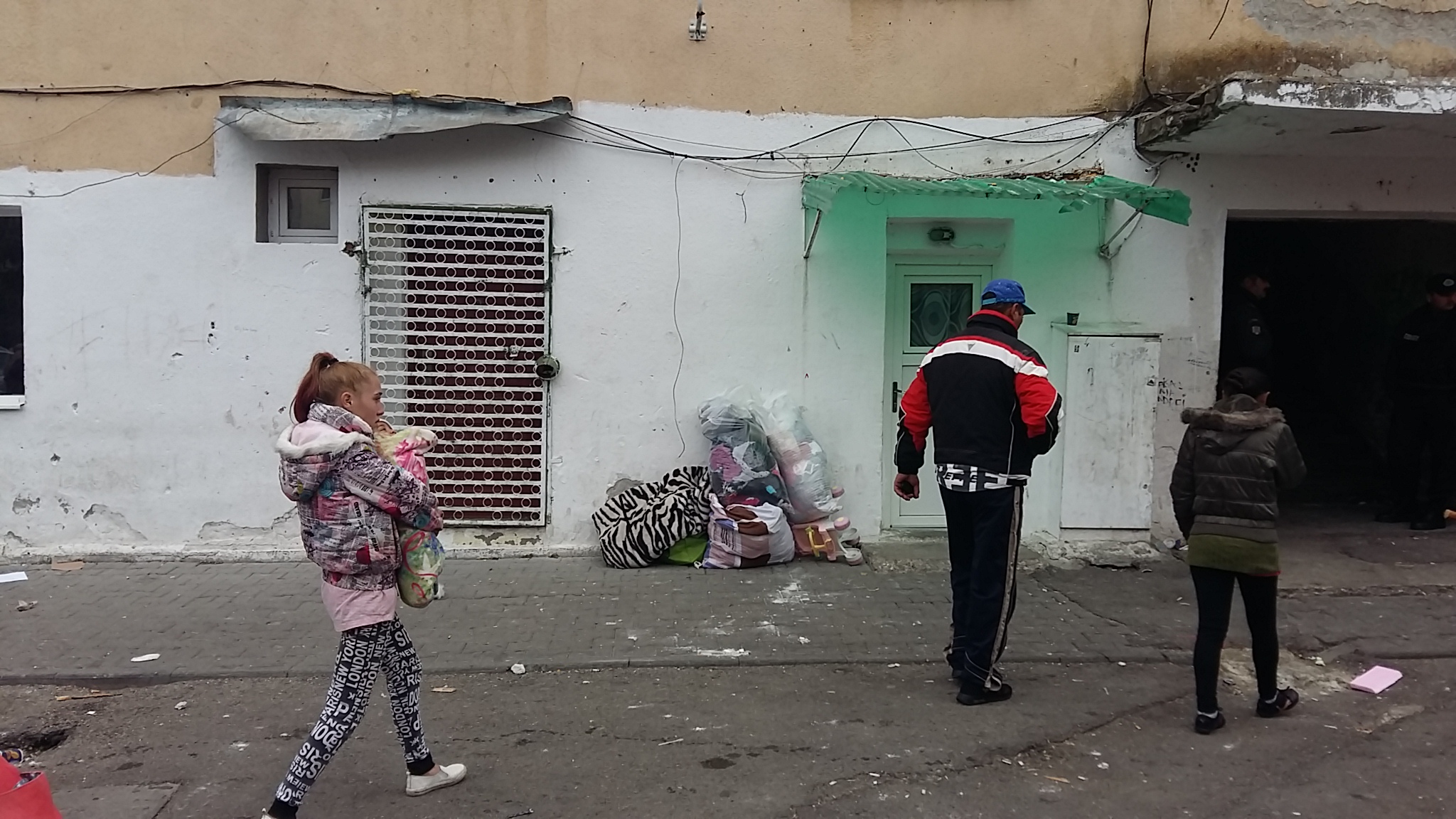 VIDEO REPORTAJ/ Evacuare cu scandal din blocul "Turturica", la Alba Iulia: „Suntem aruncaţi în stradă ca nişte şobolani”| GALERIE FOTO