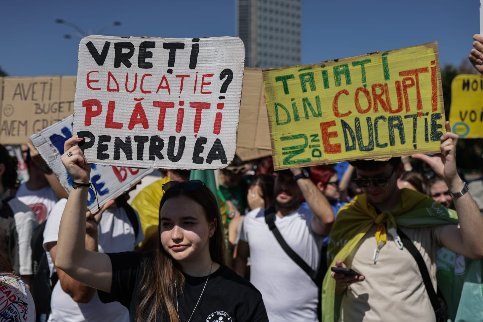 Studenții din toată țara protestează față de reducerea burselor: „Nu vă atingeți de burse!”