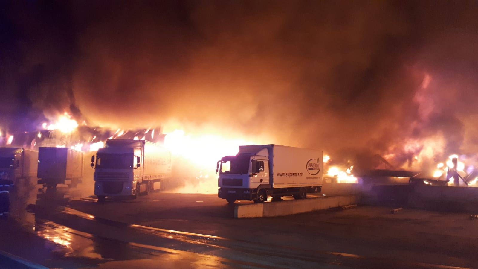 UPDATE: Incendiu violent la cea mai mare fabrică de condimente din România! Flăcările nu au fost stinse nici după 15 ore de la începutul intervenției (FOTO&VIDEO)