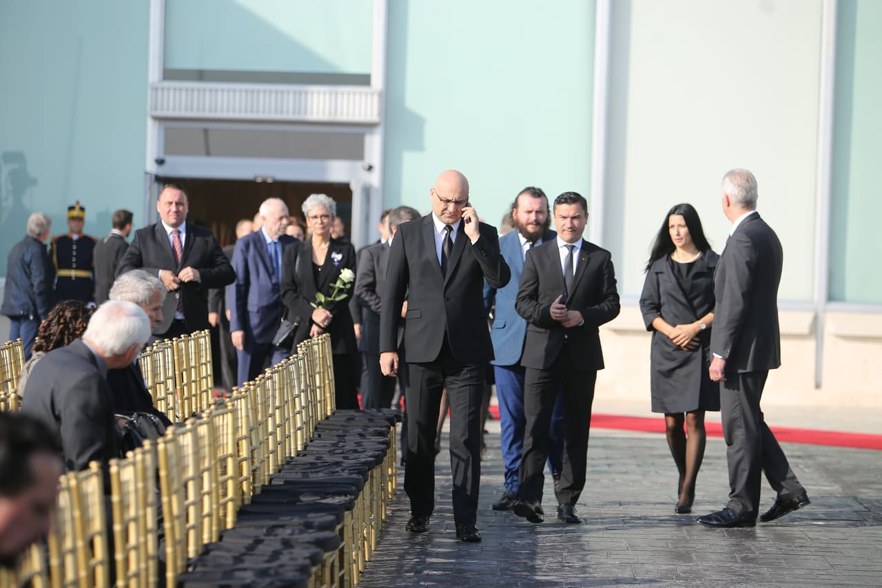 Regina-Mamă Elena, alături de fiul ei, regele Mihai. Sicriul cu rămășițele pământești a ajuns la Curtea de Argeș