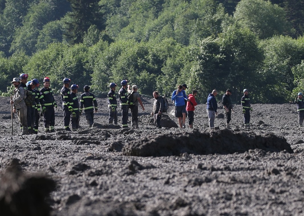 Imagini cutremurătoare surprinse după o alunecare de teren care a ucis 6 oameni, iar 35 sunt de negăsit, într-o stațiune montană din Georgia
