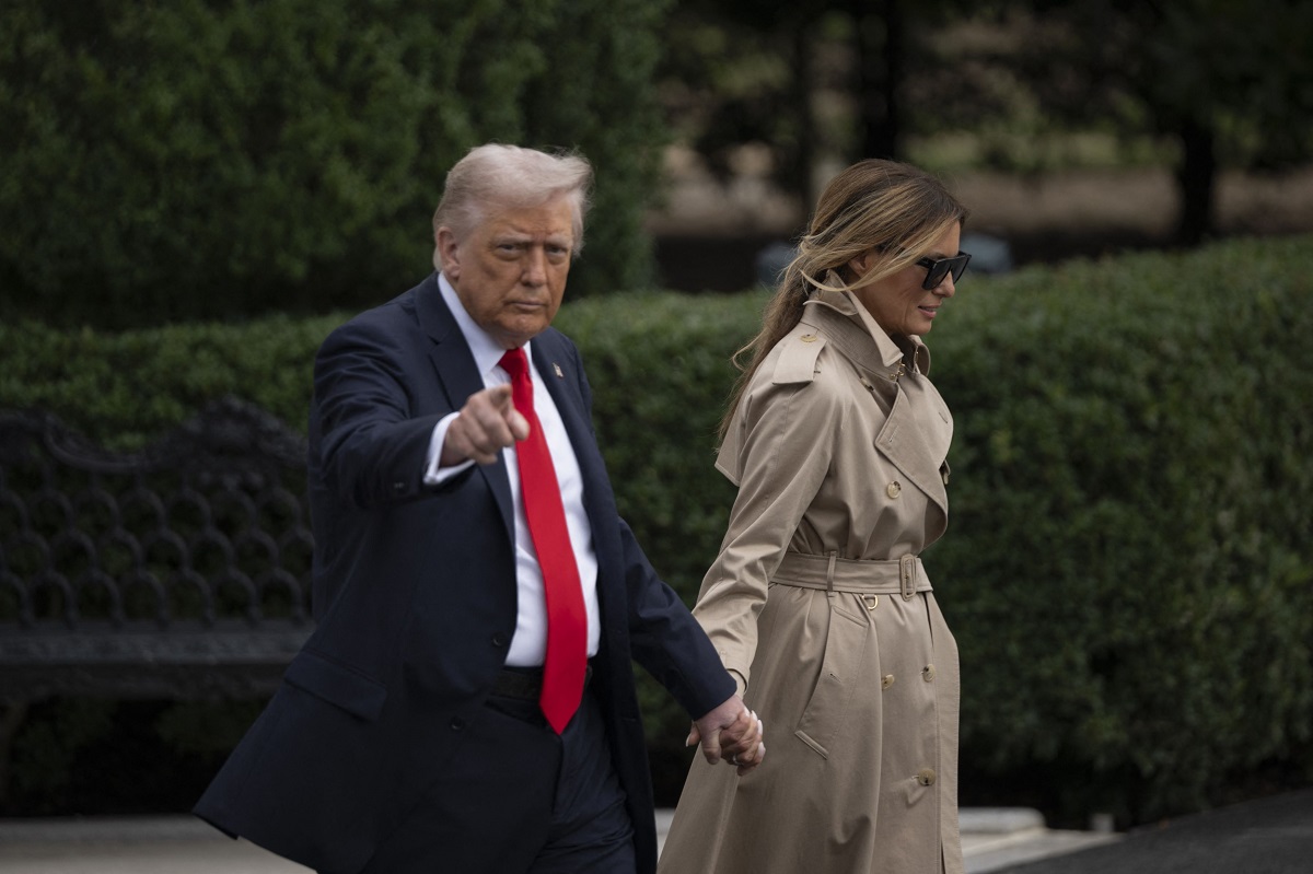 Cât costă trenciul Burberry purtat de Melania Trump la sosirea în Marea Britanie. A făcut o alegere vestimentară stilată și scumpă