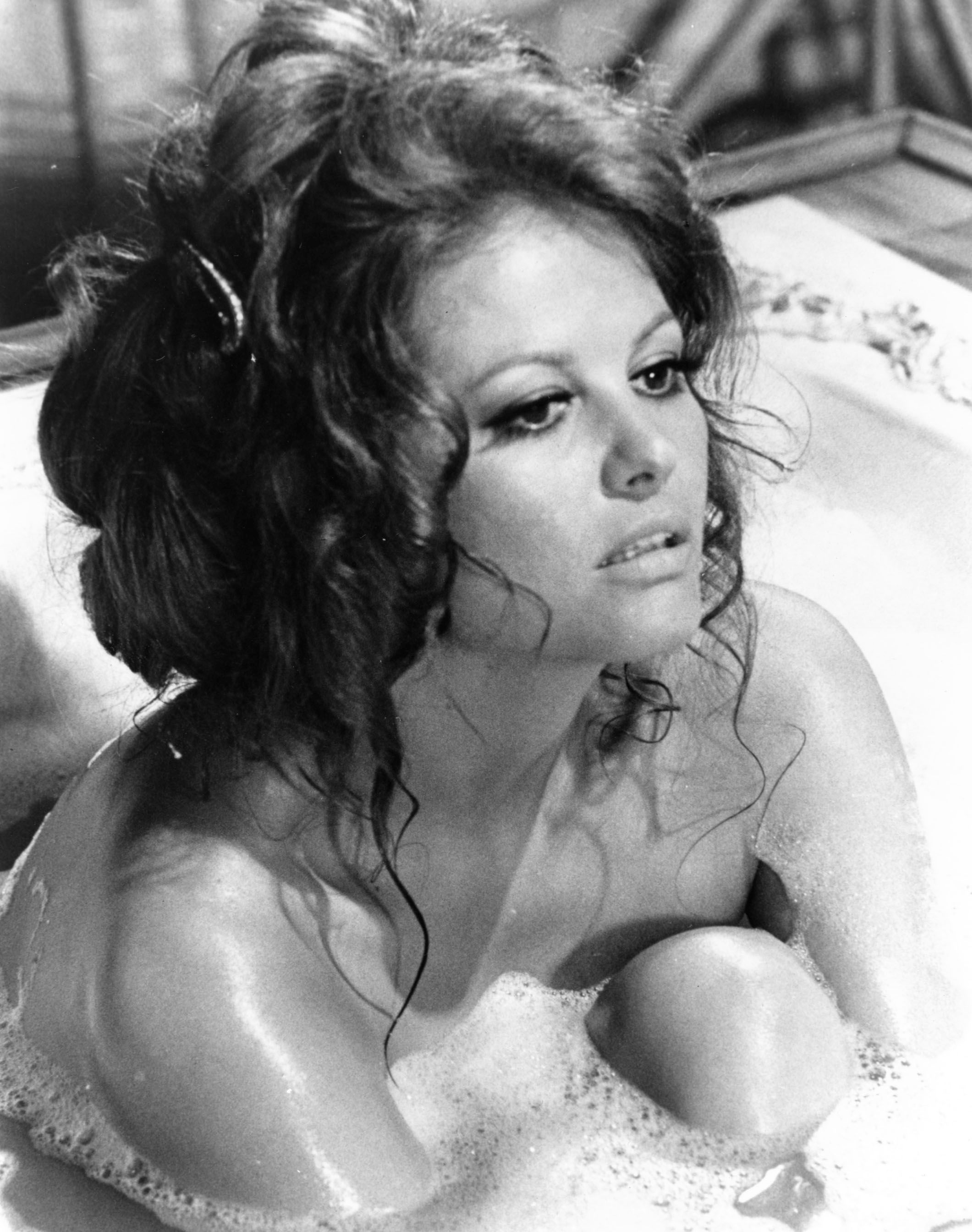 Florin Piersic și Claudia Cardinale, sărut memorabil în urmă cu 16 ani. Actorul nu și-a putut stăpâni emoțiile pe scenă: „Recunosc, mi-a scăpat”