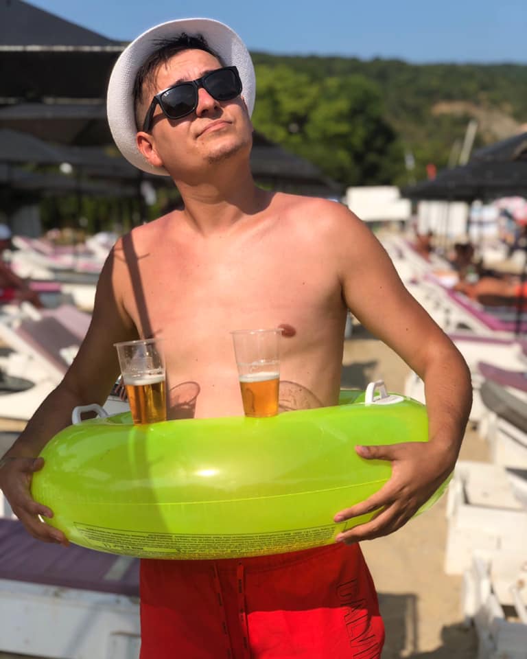 George Tănase, ironii pe scena de la „iUmor” despre reclame: „Intră peste tine în casă, deodată te trezești cu ele, de ai impresia că au venit mascații!”
