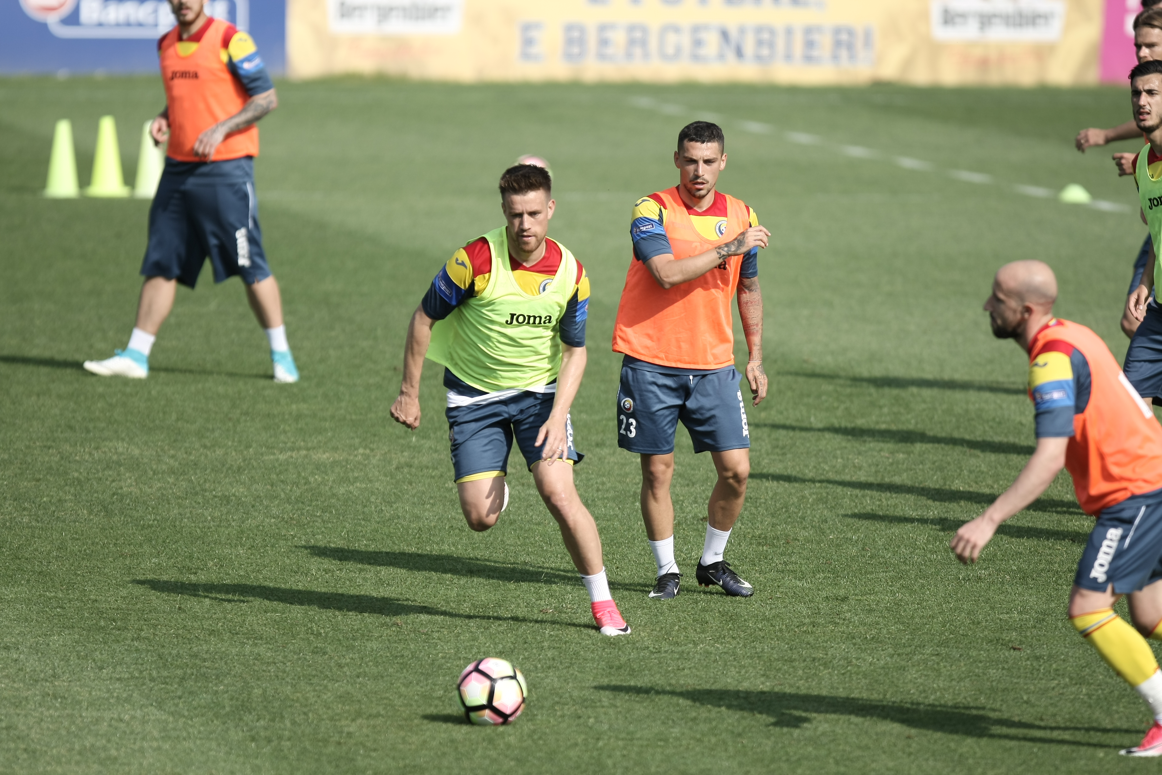 Naționala de fotbal a României a efectuat un antrenament deschis publicului. Meciul decisiv cu Polonia se apropie / FOTO&VIDEO