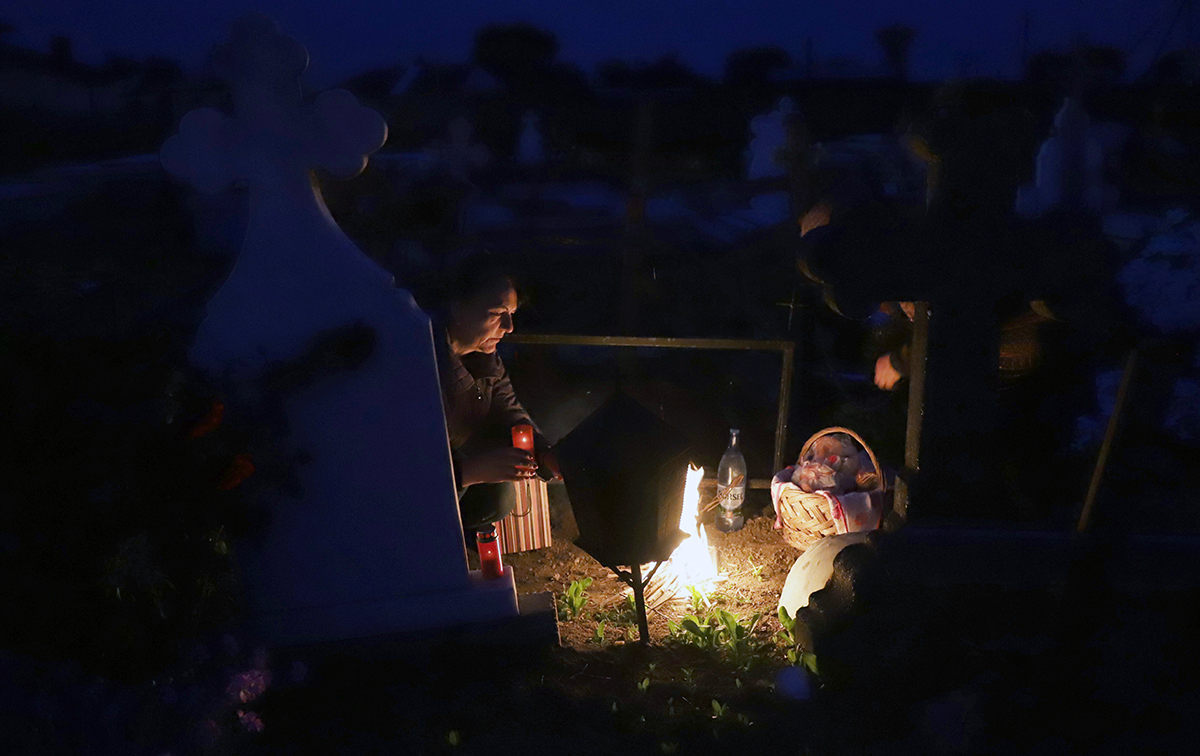 De ce aprind sătenii din Copaciu focul lângă morminte în Joia Mare. „Cu câțiva ani în urmă, aveai impresia că a luat foc cimitirul”