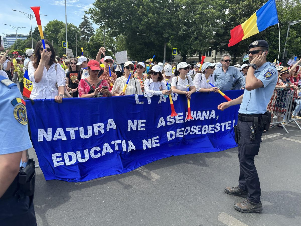 Protest al profesorilor, în a treia săptămână de grevă. Manifestanții au scandat în fața Palatului Cotroceni: „Demisia!”, „Nu cedăm!”