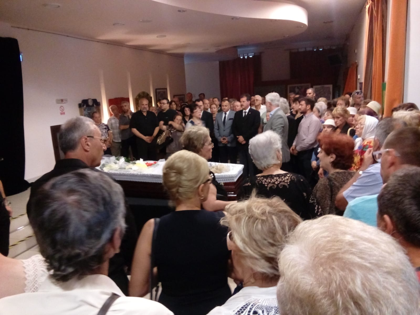 Alexandru Jula a fost condus în aplauze pe ultimul drum. Puțini dintre admiratorii săi au fost prezenți/ GALERIE FOTO&VIDEO