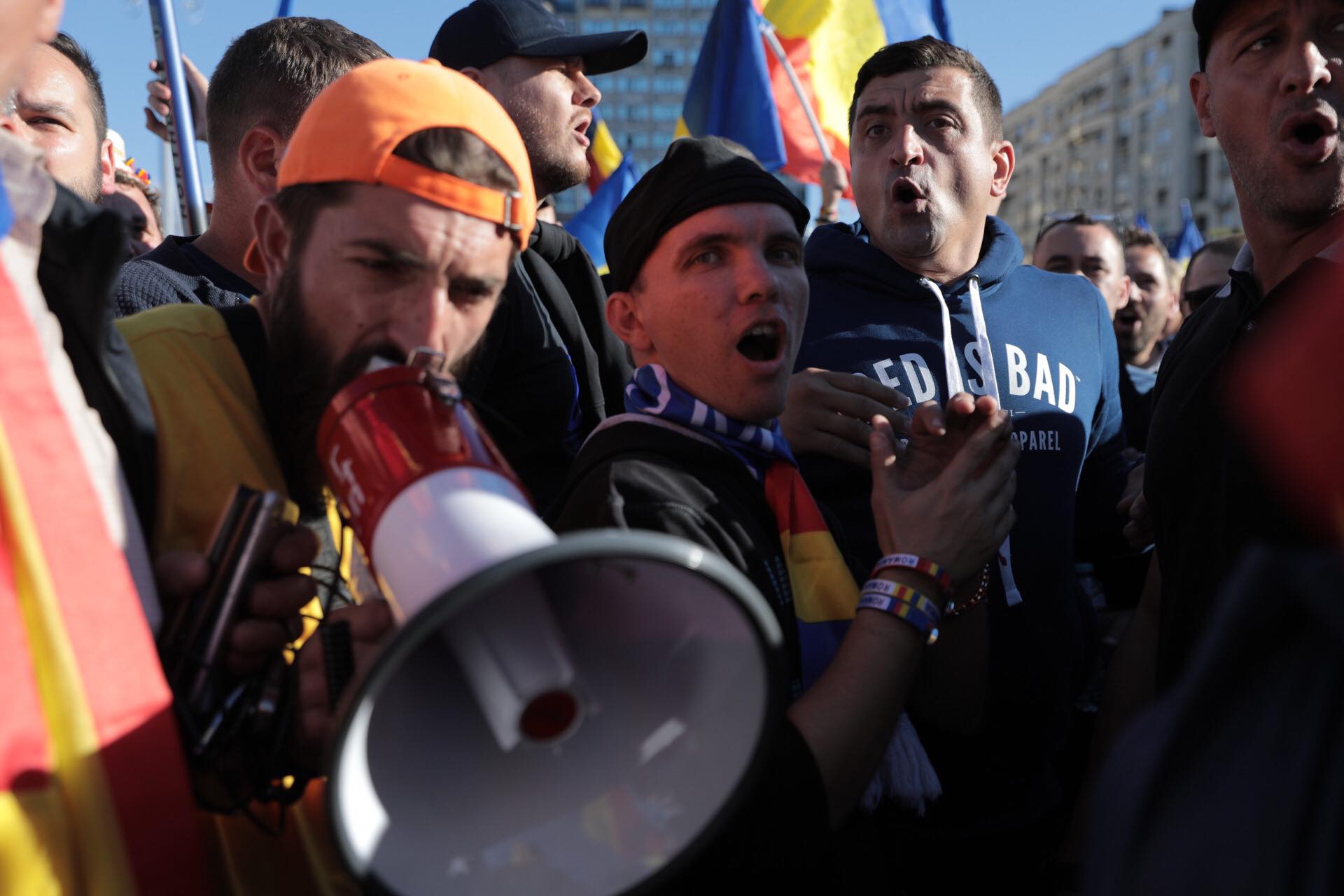 Scandal între taberele Simion și Șoșoacă, la protestul AUR. Manifestanții, despărțiți de jandarmi