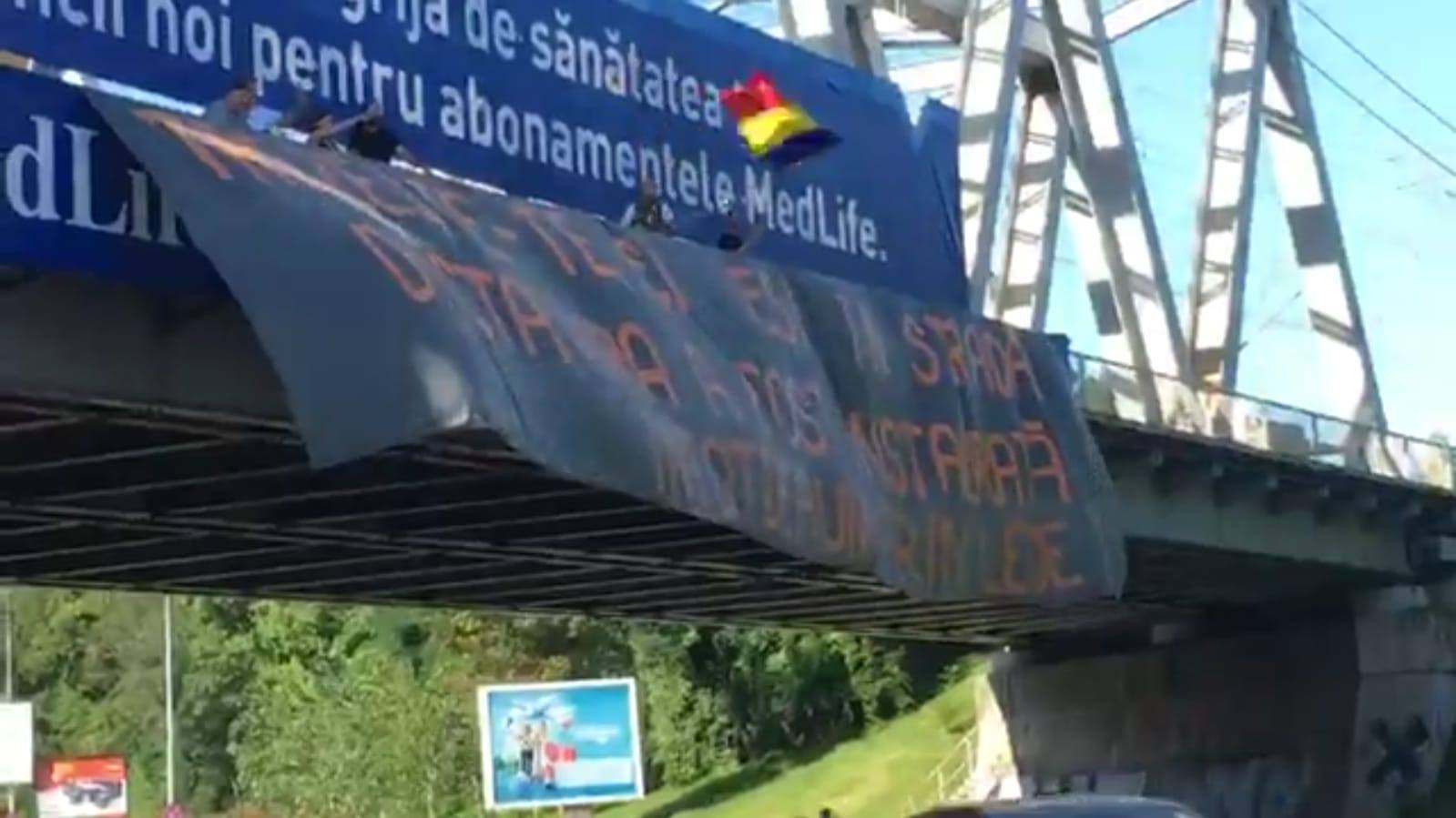 FOTO / Acţiuni împotriva OUG privind amnistia şi graţierea, în Capitală. Banner pe podul de la Fântâna Morița și incidente în Piața Victoriei