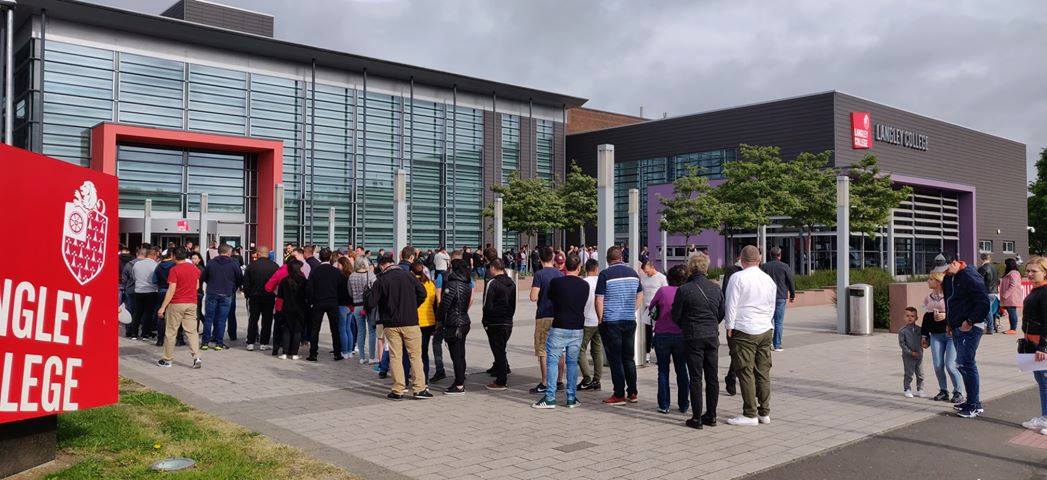 FOTO, VIDEO | Imagini incredibile la Londra: coadă interminabilă la secția de votare din cartierul botezat „Little Romania”! Mobilizare exemplară a diasporei și în Germania, Italia, Olanda și Belgia