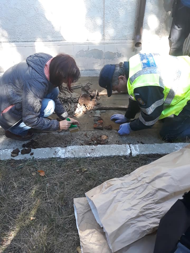 Ce au găsit doi căutători de vestigii istorice într-o pădure din Vrancea. Au anunțat imediat Poliția