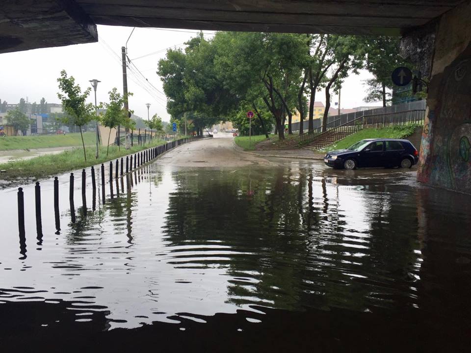 Dezastru în țară din cauza furtunilor! Zeci de oameni evacuați din calea apelor