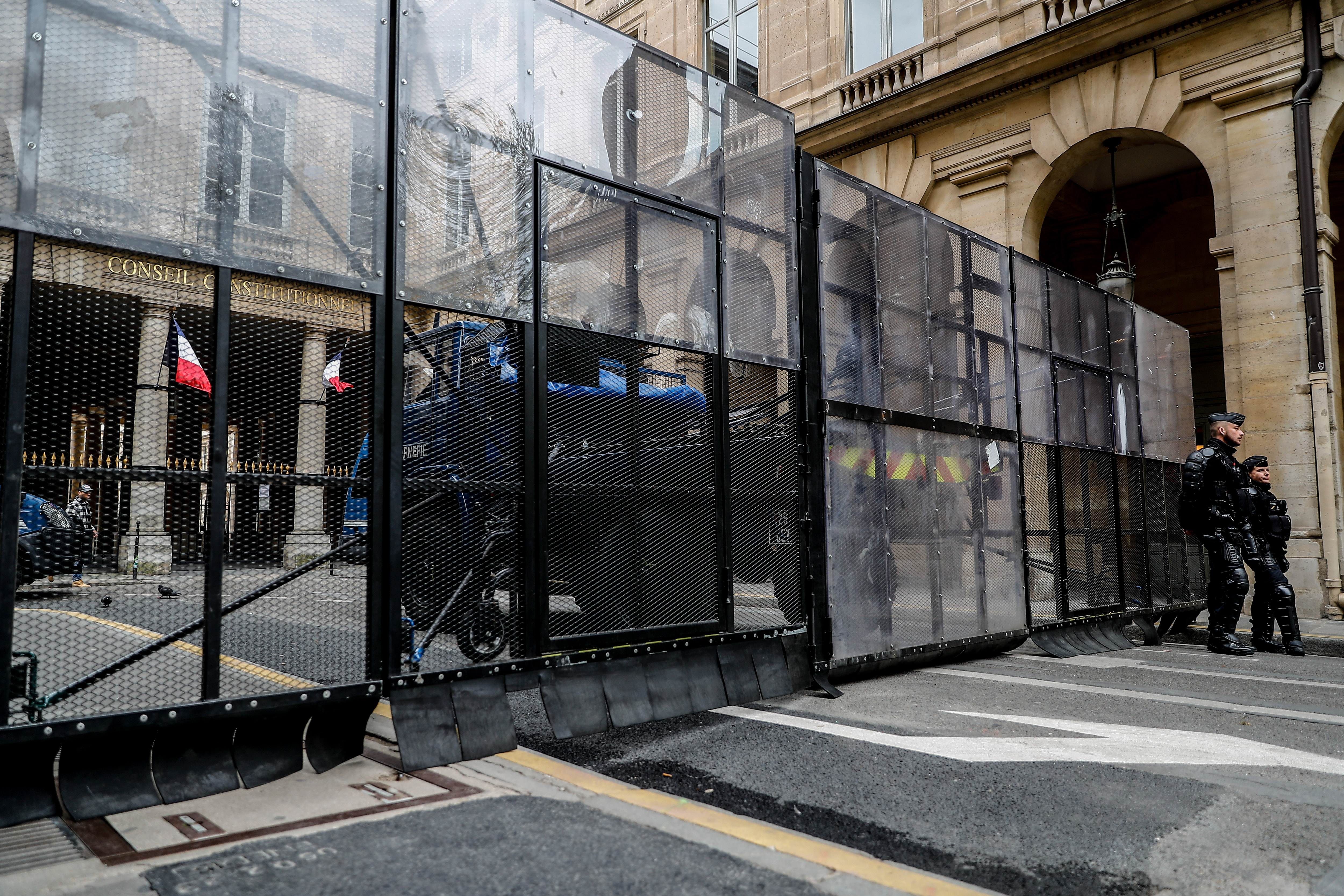 Macron a promulgat rapid legea care crește vârsta de pensionare, în ciuda protestelor, după ce a primit undă verde de la Consiliul constituţional