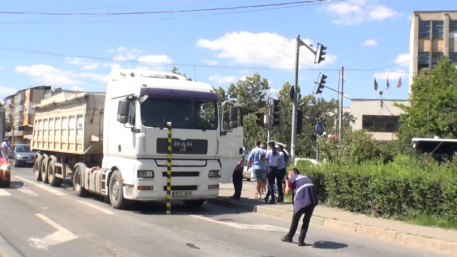 Bărbat călcat de camion pe o trecere de pietoni din Iași. Scene șocante în apropierea unui centru comercial