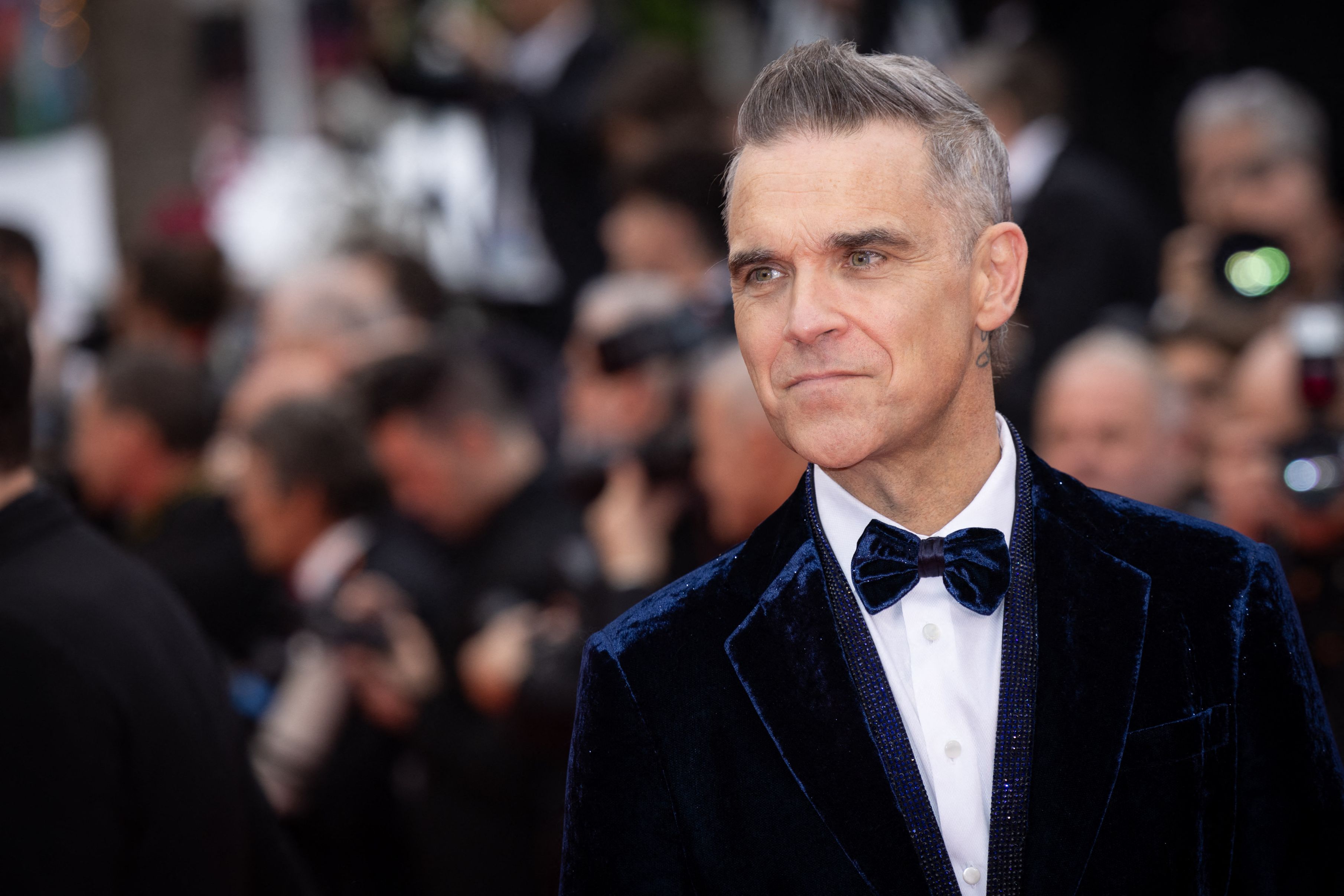 FOTO. Robbie Williams, lecție de eleganță la Cannes. A venit să vadă filmul cu DiCaprio și De Niro. Peste două săptămâni vine la București