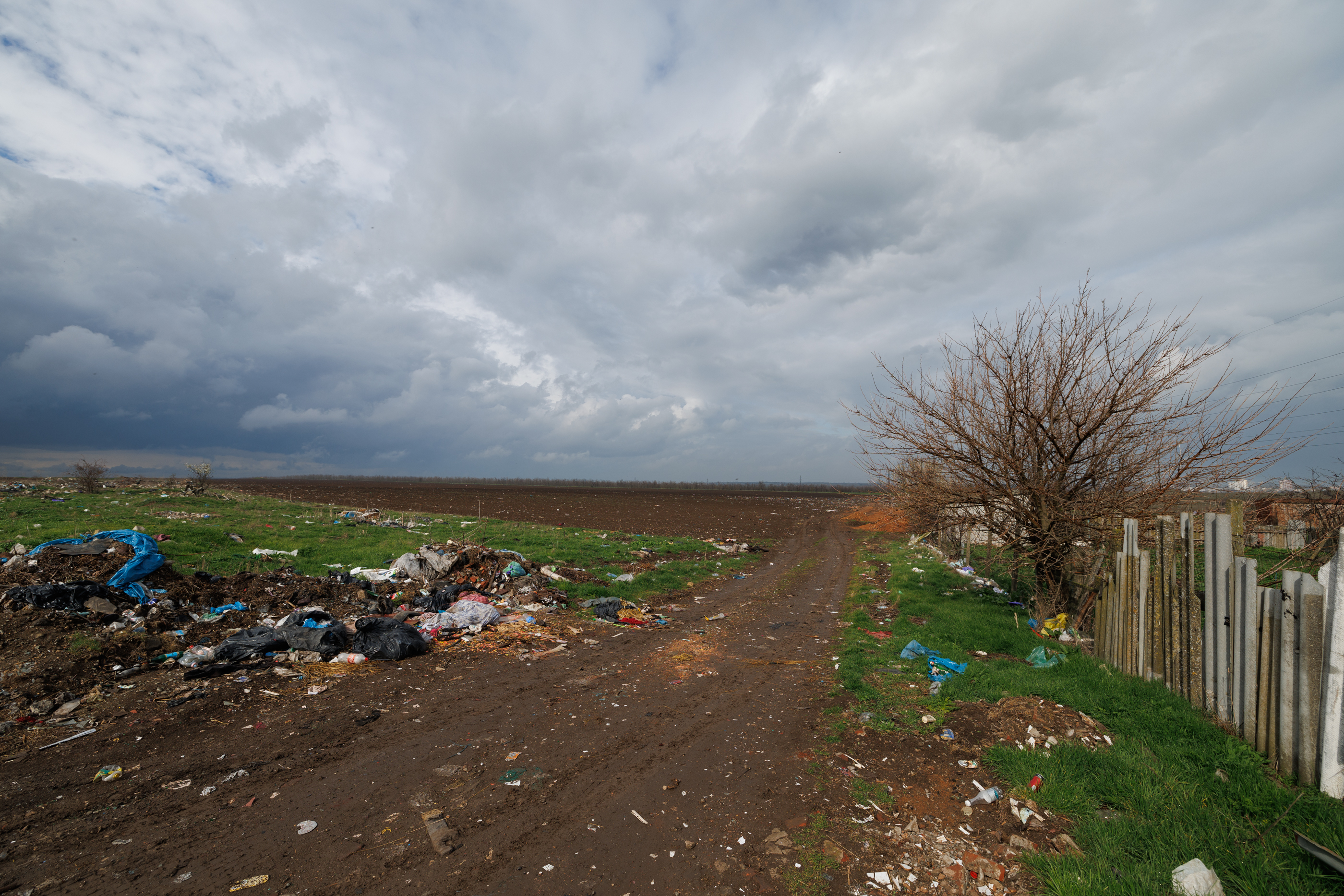 REPORTAJ O arie protejată Natura 2000 de la marginea Mangaliei a devenit depozit de deșeuri: „Aduc gunoaiele cu mașini mari, de la firme!”. Ministerul Mediului știe din 2020