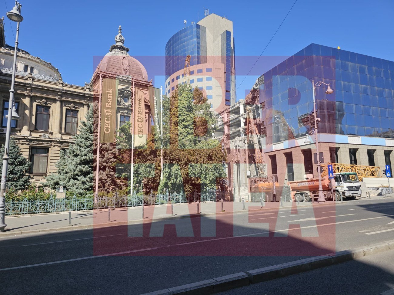 A început demolarea sediului BCR din Calea Victoriei, fostă clădire Bancorex în anii ’90. Cum va arăta zona peste câțiva ani