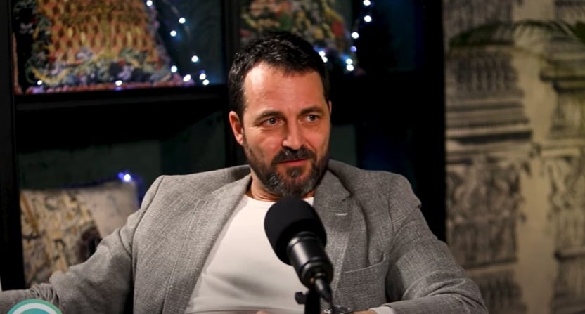 Andrei Aradits va petrece Crăciunul cu fiul său și fostul socru. Își crește singur copilul, după ce Andreea a plecat în India