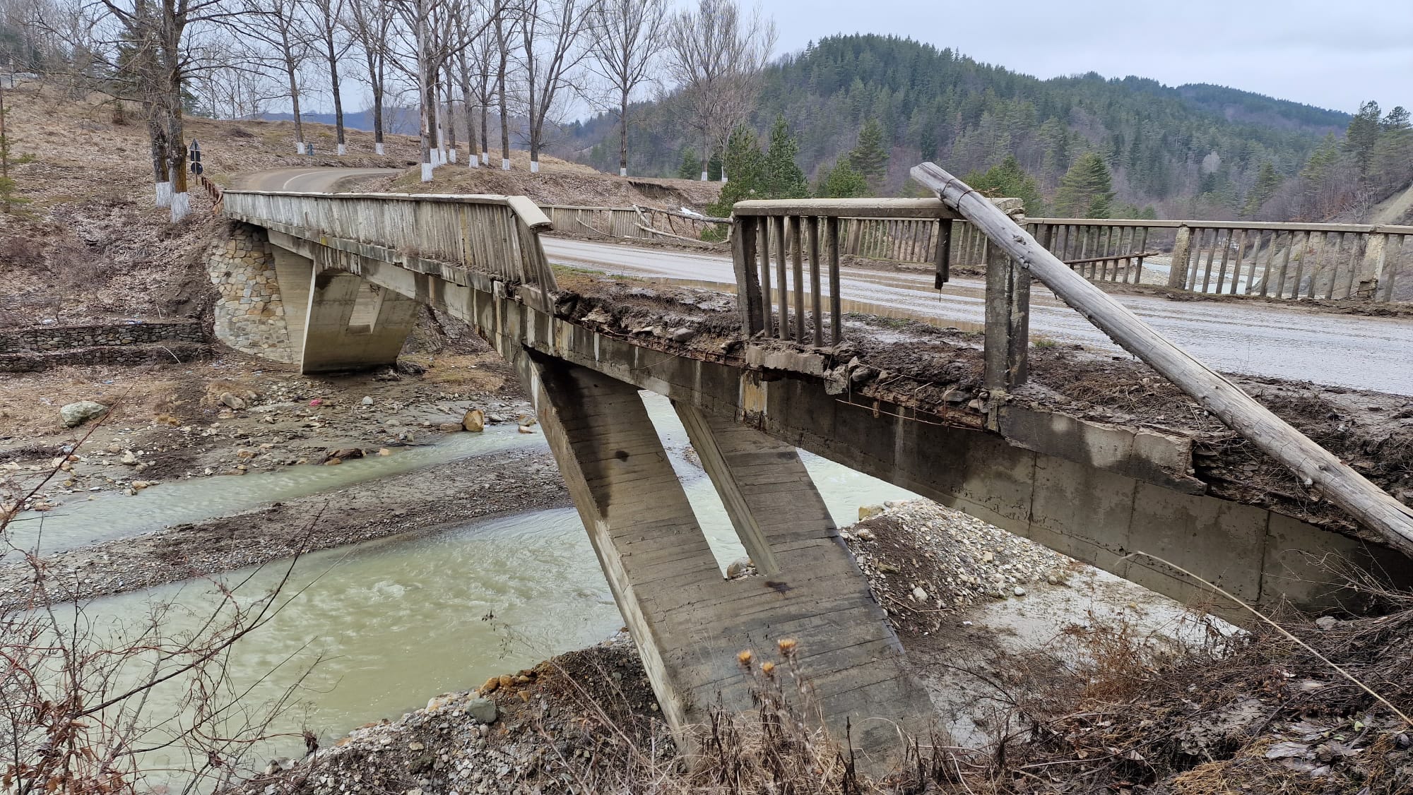 Pod din Vrancea care stă să cadă, „sprijinit” cu prăjini de lemn. A fost reabilitat acum 3 ani
