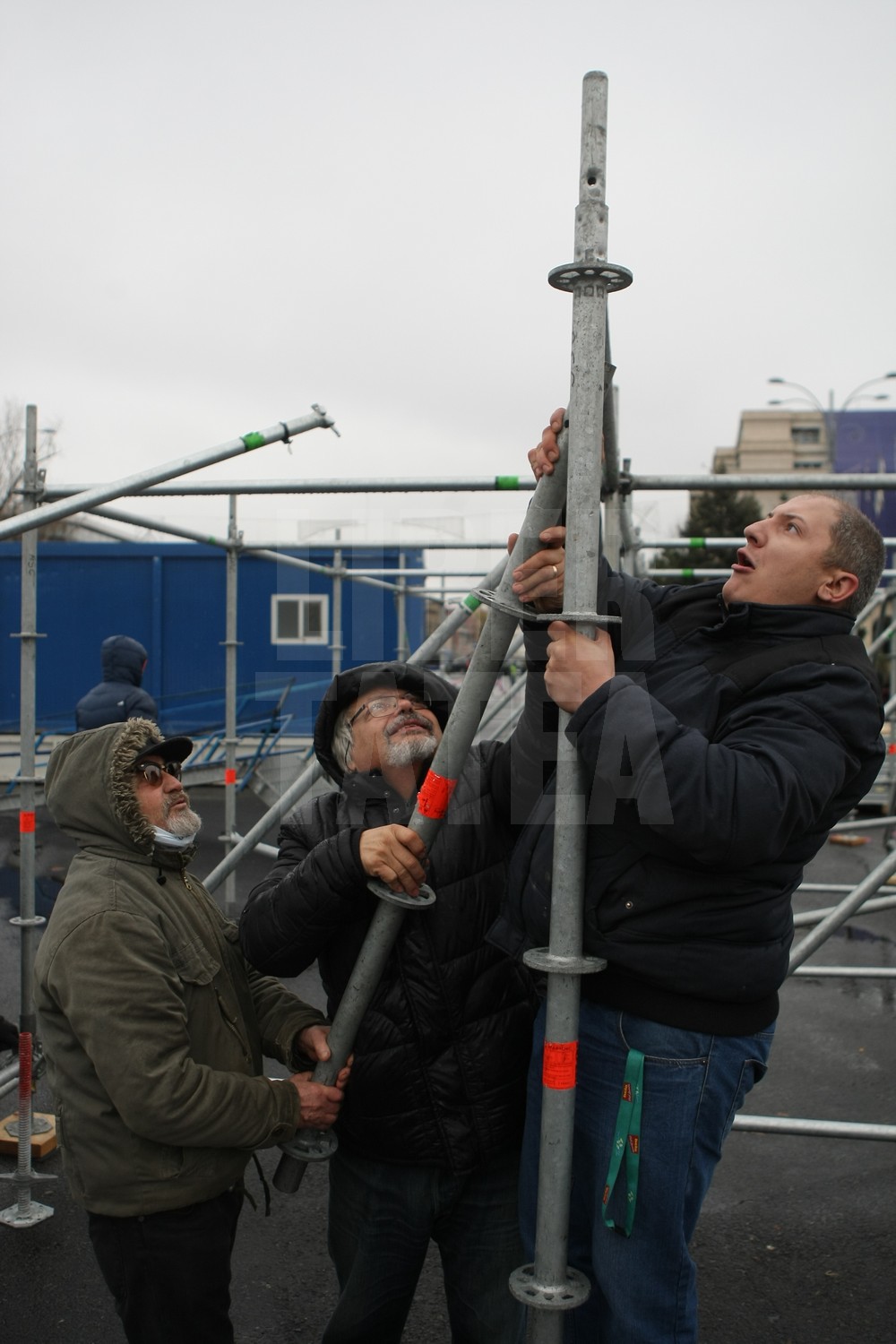 UPDATE. Protest și incidente în Piața Victoriei. Anchetă MAI după împiedicarea organizării târgului de Crăciun/ FOTO